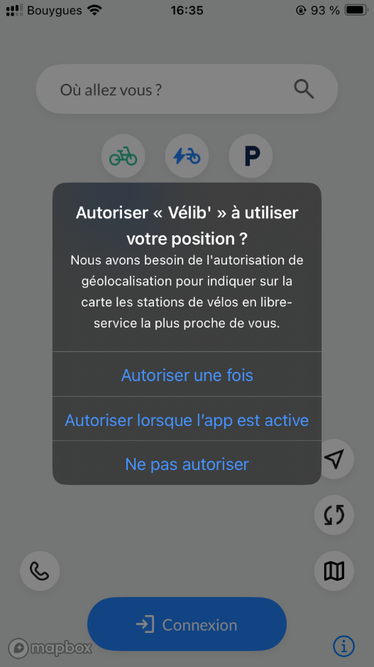 Capture d’écran de l’application Vélib' avec une interface mobile. Une boîte de dialogue en surimpression indique&nbsp;: «&nbsp;Autoriser «&nbsp;Vélib' » à utiliser votre position&nbsp;? Nous avons besoin de l'autorisation de géolocalisation pour indiquer sur la carte les stations de vélos en libre-service la plus proche de vous. »  Cette mention est suivie de trois lignes indiquant&nbsp;: «&nbsp;Autoriser une fois&nbsp;», «&nbsp;Autoriser lorsque l’app est active&nbsp;» et «&nbsp;Ne pas autoriser&nbsp;»